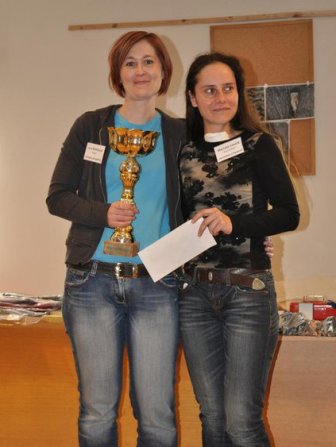 Marcela Veselá je na fotce vpravo, nalevo s pohárem její 